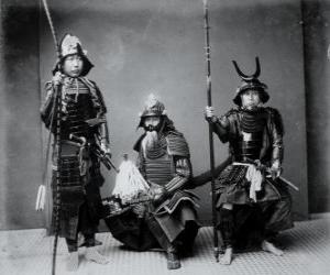 Puzzle Trois guerriers samouraïs authentiques, avec l'armure, le casque Kabuto et armé