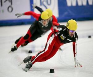 Puzzle Trois patineurs dans une course de patinage de vitesse