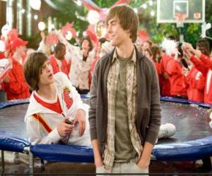 Puzzle Troy Bolton (Zac Efron) en l'honneur après avoir remporté le championnat de basket-ball.