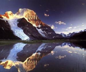Puzzle Un lac reflète de montagne dans ses eaux