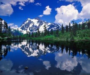 Puzzle Un lac reflète de montagne dans ses eaux