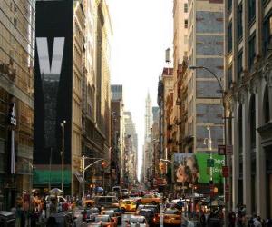 Puzzle Une rue dans la ville de New York avec de grands immeubles et gratte-ciels