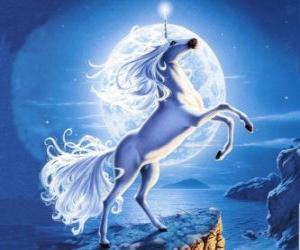 Puzzle Unicorn - Jeune cheval avec une corne en spirale