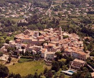 Puzzle Village dans le paysage, avec la tour de clocher d'une église