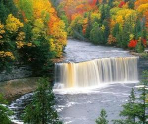 Puzzle Vue d'une rivière qui mène à une cascade