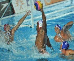 Puzzle Waterpolo - joueur prêt à finir devant le gardien de but