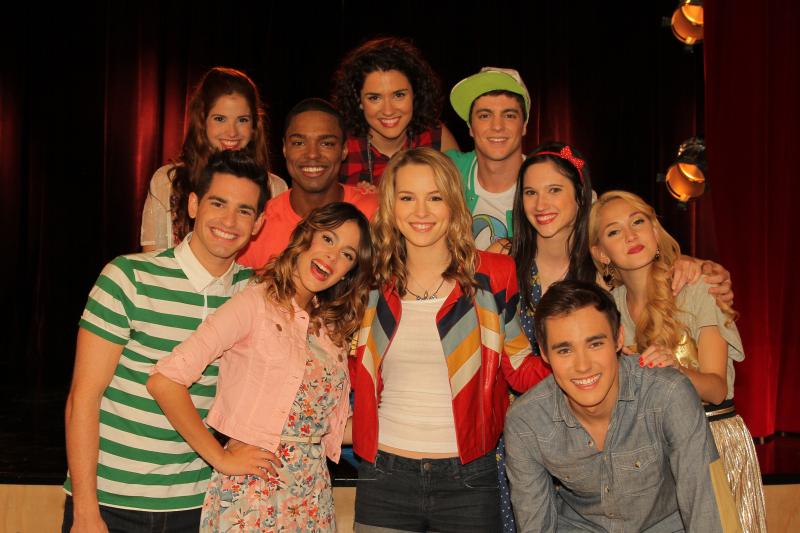 Violetta saison 2, les élèves du Studio et Bridgit Mendler après le tournage. puzzle